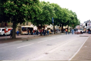 F6001 Dorpsstraat tijdens Koninginnedag 1998